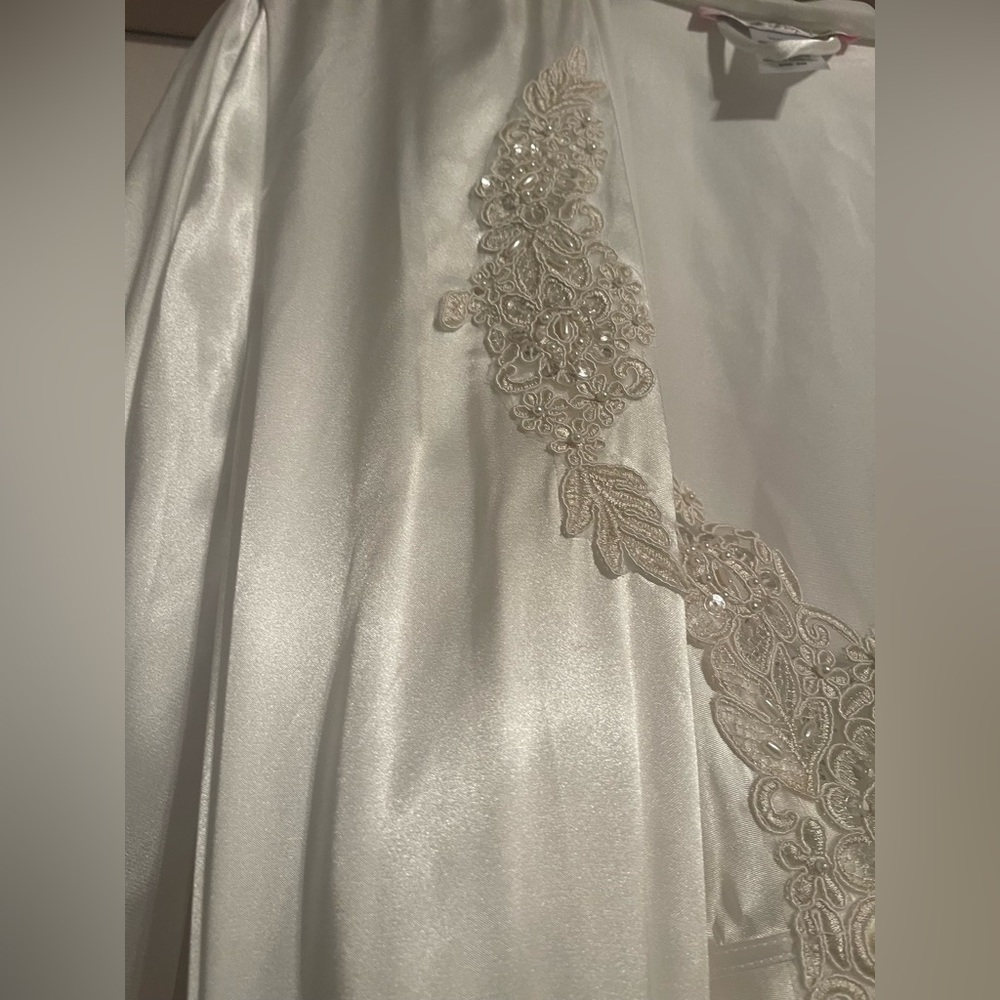 White wedding lingerie and robe - Picture 11 of 11